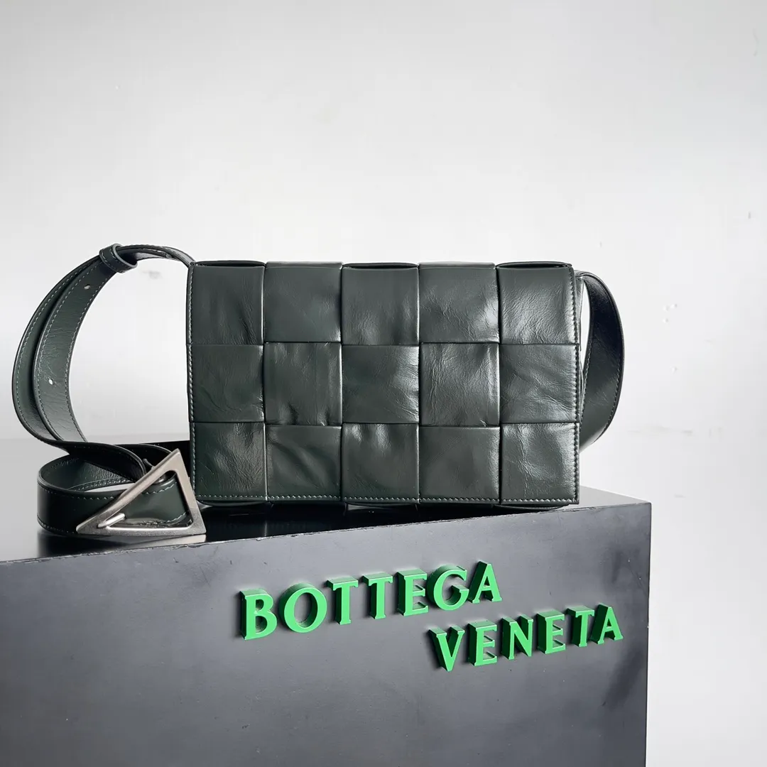 Batch 1680 𝒃𝒐𝒕𝒕𝒆𝒈𝒂 𝒗𝒆𝒏𝒆𝒕𝒂-New style 𝒄𝒂𝒔𝒔𝒆𝒕𝒕𝒆 The new cassette is really for both men and women 🉑️, the leather surface is changed from lamb to waxed calfskin, the gloss is 💯, the shoulder straps are matched with classic triangle elements, exquisite and fashionable, a street photography artifact (ps: super practical‼️) 🌈Only the highest-end in the market, welcome to compare Size: 23*15*5cm.      Model: 667298